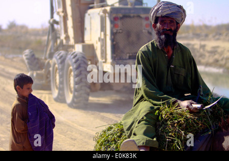 Afghanische Bürger verwenden eine Straße als Marine combat Engineers mit Ingenieur-Unternehmen, Bekämpfung Logistik-Bataillon 3, 1st Marine Logistics Stockfoto