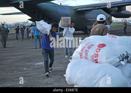 ORMOC, Republik der Philippinen - Mitglieder der bewaffneten Kräfte der Philippinen und Ormoc City Bewohner Offload Wasser, ric Stockfoto