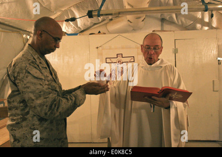 Nach vorn OPERATING BASE DELARAM II, Provinz Nimroz, Islamische Republik Afghanistan - Navy Reserve Lt. CMdR John Burnette, ein C Stockfoto