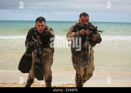 CPL. Jonathon Schannep und Sgt. Daniel Kahn, Force Reconnaissance Marines mit 4. Force Reconnaissance Company, scout ein beachf Stockfoto