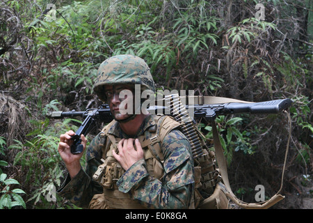 U.S. Marine Corps Lance Cpl. Travis Bos, 2. Bataillon, 3. Marine Regiment, Marine Corps Base Hawaii, scannt Kahuku Ausbildung Ar Stockfoto