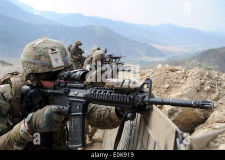 Provinz KUNAR, Afghanistan - US Army National Guard Spezialist Timothy schreien, gebürtig aus Austin, Texas, scannt der nahe gelegenen ri Stockfoto