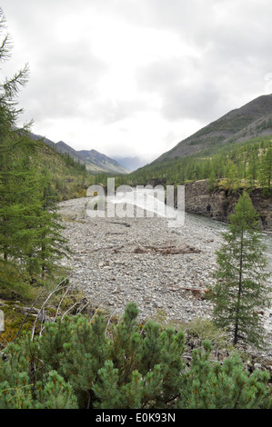 Der Fluss in den Bergen von Jakutien. Trübe Landschaft auf einer Route Yakutsk - Magadan. Russland. Stockfoto