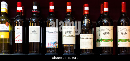 Roten Rioja Weine Vina Ardanza, Vina Arana und La Rioja Alta auf dem Display in Pepita Uva-Shop in Laguardia, Rioja-Alavesa, Spanien Stockfoto