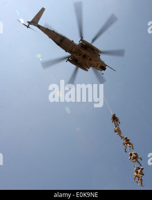 Aufklärungs-Marines aus 2. Aufklärungs-Zug, Battalion Landing Team 1. Bataillon, 9. Marine Regiment, 24. Marine Stockfoto