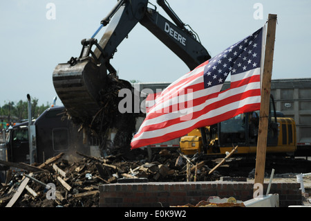 United States Army Corps of Engineers Fremdfirmen arbeiten 4 Juli, um Schmutz aus Häusern in Joplin, Missouri, nach einem EF-5 Tornado devasta Stockfoto