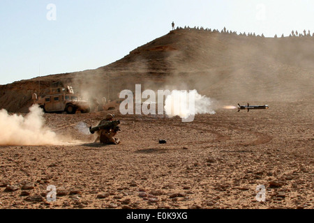 Lance Cpl. David Fuertes, 20, ein Infanterist aus College Point, N.Y., feuert die Javelin-Rakete in der Nähe von Al Asad Air Base, Irak Stockfoto