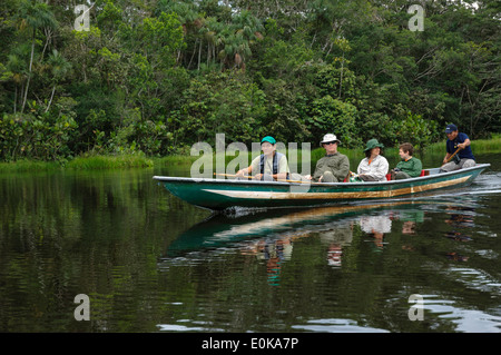 Gruppe von Touristen, die Navigation in einem Kanu auf dem Amazonas Stockfoto