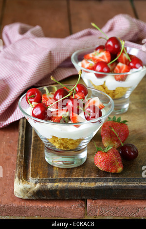 Milchprodukte Joghurt Dessert mit Kirschen und Erdbeeren Stockfoto