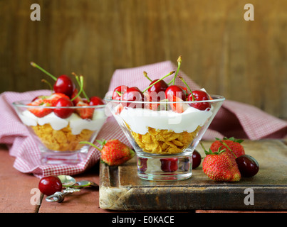 Milchprodukte Joghurt Dessert mit Kirschen und Erdbeeren Stockfoto