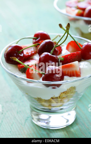 Milchprodukte Joghurt Dessert mit Kirschen und Erdbeeren Stockfoto