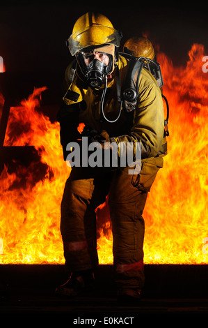 Petty Officer 1st Class Hector Floresdiaz, Schaden Controlman, zeigt Brandbekämpfung Techniken, um Studenten, die an der Ce Stockfoto