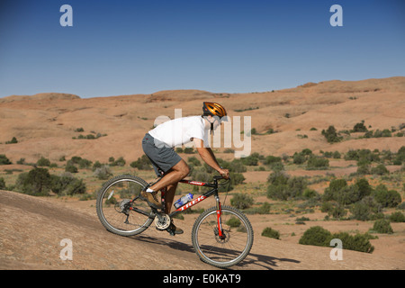 Mountainbiker auf Slickrock Radweg, Moab, Utah, USA Stockfoto