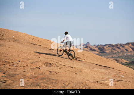 Mountainbiker auf Slickrock Radweg, Moab, Utah, USA Stockfoto