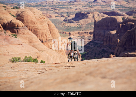 Mountainbiker auf Slickrock Radweg, Moab, Utah, USA Stockfoto