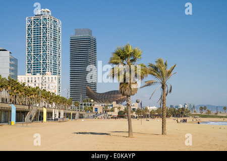 Der Strand von Barceloneta mit dem Twin Türme im Hintergrund, Barcelona, Spanien. Stockfoto