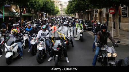 Biker unter den Straßen von Palma De Mallorca während einer lokalen Bike Day Feier in Spanien gesehen Stockfoto