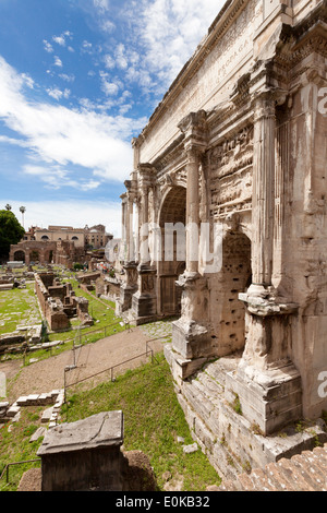 Der Bogen des Septimius Severus am nördlichen Westende des Forum Romanum, im 3. Jahrhundert n. Chr. erbaut; Rom, Italien Europa Stockfoto