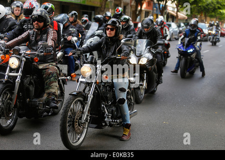 Biker unter den Straßen von Palma De Mallorca während einer lokalen Bike Day Feier in Spanien gesehen Stockfoto