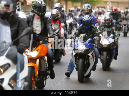 Biker unter den Straßen von Palma De Mallorca während einer lokalen Bike Day Feier in Spanien gesehen Stockfoto