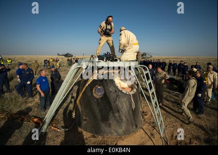 Support-Mitarbeiter bereiten die Crew aus dem Raumschiff Sojus TMA - 11M zu fordern, kurz nachdem es tragenden Besatzungsmitglieder der ISS-Expedition 39 14. Mai 2014 in der Nähe der Stadt Zhezkazgan, Kasachstan gelandet. Wakata, Tyurin und Mastracchio Rückkehr zur Erde nach mehr als sechs Monate an Bord der internationalen Raumstation ISS, wo sie als Mitglieder der Expedition 38 und 39 Mannschaften dienten. Stockfoto