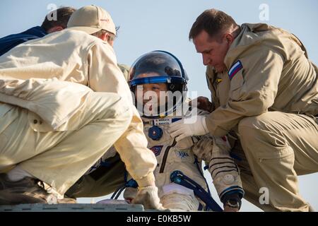 ISS-Expedition 39 Kommandant Koichi Wakata der Japan Aerospace Exploration Agency ist aus der Raumkapsel, nur wenige Minuten nach der Landung mit anderen Expedition-Crew-Mitglieder in das Raumschiff Sojus TMA - 11 M 14. Mai 2014 in der Nähe der Stadt Zhezkazgan, Kasachstan geholfen. Wakata, Tyurin und Mastracchio Rückkehr zur Erde nach mehr als sechs Monate an Bord der internationalen Raumstation ISS, wo sie als Mitglieder der Expedition 38 und 39 Mannschaften dienten. Stockfoto