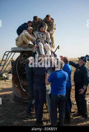 ISS-Expedition 39 Kommandant Koichi Wakata der Japan Aerospace Exploration Agency ist aus der Raumkapsel, nur wenige Minuten nach der Landung mit anderen Expedition-Crew-Mitglieder in das Raumschiff Sojus TMA - 11 M 14. Mai 2014 in der Nähe der Stadt Zhezkazgan, Kasachstan geholfen. Wakata, Tyurin und Mastracchio Rückkehr zur Erde nach mehr als sechs Monate an Bord der internationalen Raumstation ISS, wo sie als Mitglieder der Expedition 38 und 39 Mannschaften dienten. Stockfoto