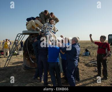 ISS-Expedition 39 Kommandant Koichi Wakata der Japan Aerospace Exploration Agency ist aus der Raumkapsel, nur wenige Minuten nach der Landung mit anderen Expedition-Crew-Mitglieder in das Raumschiff Sojus TMA - 11 M 14. Mai 2014 in der Nähe der Stadt Zhezkazgan, Kasachstan geholfen. Wakata, Tyurin und Mastracchio Rückkehr zur Erde nach mehr als sechs Monate an Bord der internationalen Raumstation ISS, wo sie als Mitglieder der Expedition 38 und 39 Mannschaften dienten. Stockfoto