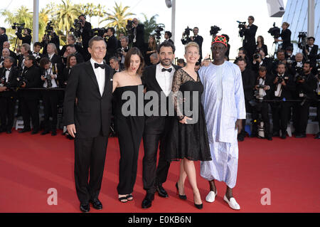 Cannes, Frankreich. 15. Mai 2014. Präsident des Kriterium Sammlung Peter Becker, französische Schauspielerin Geraldine Pailhas, argentinischer Regisseur Pablo Trapero, Norwegisch-schwedische Schauspielerin Maria Bonnevie und senegalesische Regisseur Moussa Touré (von L bis R) für das Screening von "Herr Turner" bei den 67. Filmfestspielen in Cannes, Frankreich, 15. Mai 2014 kommen. Der Film ist im offiziellen Wettbewerb des Festivals präsentiert die läuft von Mai 14 bis 25. Bildnachweis: Ye Pingfan/Xinhua/Alamy Live-Nachrichten Stockfoto