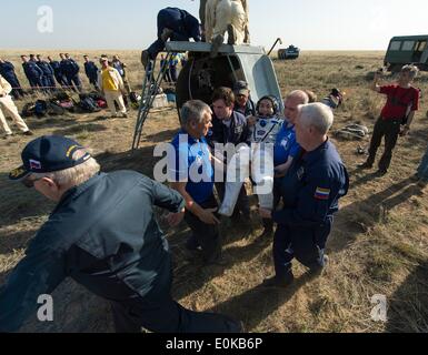 ISS-Expedition 39 Kommandant Koichi Wakata der Japan Aerospace Exploration Agency, der medizinischen Zelt, nur wenige Minuten nach der Landung mit anderen Expedition-Crew-Mitglieder in das Raumschiff Sojus TMA - 11 M 14. Mai 2014 in der Nähe der Stadt Zhezkazgan, Kasachstan erfolgt. Wakata, Tyurin und Mastracchio Rückkehr zur Erde nach mehr als sechs Monate an Bord der internationalen Raumstation ISS, wo sie als Mitglieder der Expedition 38 und 39 Mannschaften dienten. Stockfoto