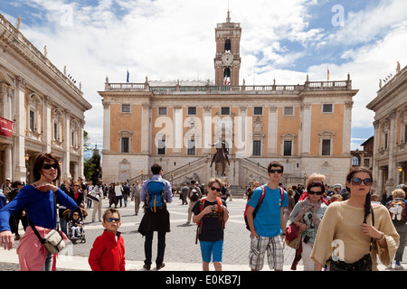 Die Piazza del Campidoglio, Musei Capitolini auf jeder Seite und der Palazzo Senatorio in der Mitte; Rom Italien Stockfoto