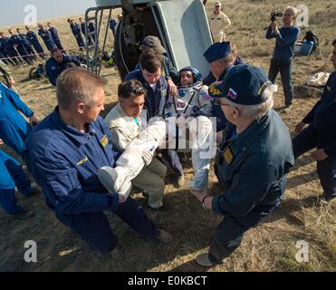 ISS-Expedition 39 Flight Engineer Rick Mastracchio der NASA ist der medizinischen Zelt, nur wenige Minuten nach der Landung mit anderen Expedition-Crew-Mitglieder in das Raumschiff Sojus TMA - 11 M 14. Mai 2014 in der Nähe der Stadt Zhezkazgan, Kasachstan durchgeführt. Wakata, Tyurin und Mastracchio Rückkehr zur Erde nach mehr als sechs Monate an Bord der internationalen Raumstation ISS, wo sie als Mitglieder der Expedition 38 und 39 Mannschaften dienten. Stockfoto