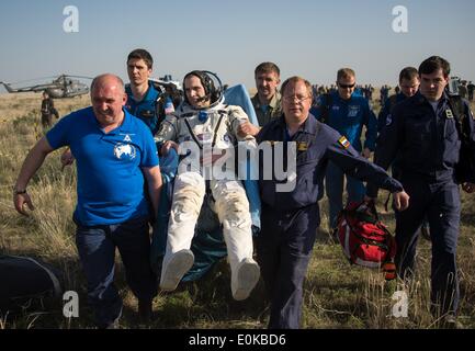 ISS-Expedition 39 Flight Engineer Rick Mastracchio der NASA wird in einen Sessel für den medizinischen Zelt, nur wenige Minuten nach der Landung mit anderen Expedition-Crew-Mitglieder in das Raumschiff Sojus TMA - 11 M 14. Mai 2014 in der Nähe der Stadt Zhezkazgan, Kasachstan durchgeführt. Wakata, Tyurin und Mastracchio Rückkehr zur Erde nach mehr als sechs Monate an Bord der internationalen Raumstation ISS, wo sie als Mitglieder der Expedition 38 und 39 Mannschaften dienten. Stockfoto