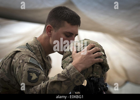 US Army Spc. Brit B. Jacobs, combat Medic aus Sarasota, Florida, Company C, 2nd Battalion, 327th Infanterie-Regime zugeordnet Stockfoto