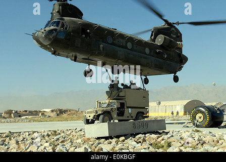 Soldaten aus Charlie Kompanie, 101. Division spezielle Truppen Bataillon, 101. US-Luftlandedivision, Haken, ein Humvee und eine gemeinsame Netw Stockfoto