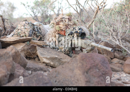 Korporale Beau Reimink und Ian Collins aus drei, Sniper Platoon, Battalion Landing Team, 1. Bataillon, 9. Marine-team Stockfoto