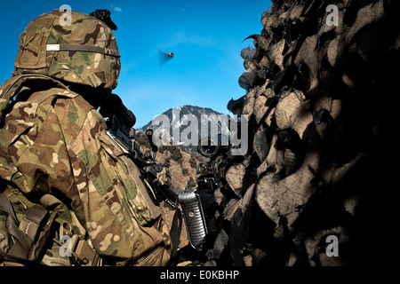Provinz KUNAR, Afghanistan – US Army Spc. Brian S. Ellis, ein MK46 Schütze von Canyon Lake, Texas, Troop C, 1. zugewiesen Stockfoto