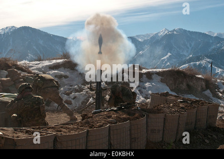 Provinz KUNAR, Afghanistan – 120mm Mörser Runde fliegt aus der Tube als US Army Staff Sgt Ramey J. Brown (links), ein paar Sekunden Stockfoto