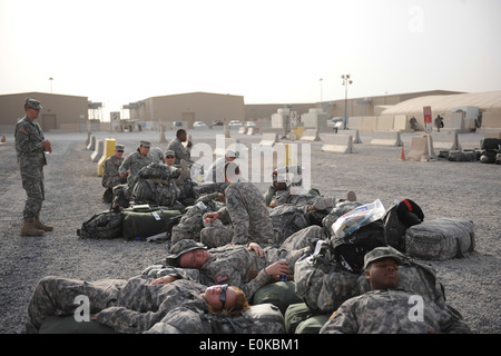 18 US-Soldaten aus dem 824th-Quartiermeister Unternehmen, Abteilung 8, stationiert in Fort Bragg, N.C. finden Sie eine komfortable Unterkunft Stockfoto