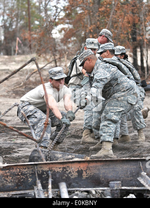 Soldaten der 436th chemische Ablösung unterstützen mit der Bereinigung der Schmutz von den Waldbränden 19. November in Bastrop, Texas. Stockfoto