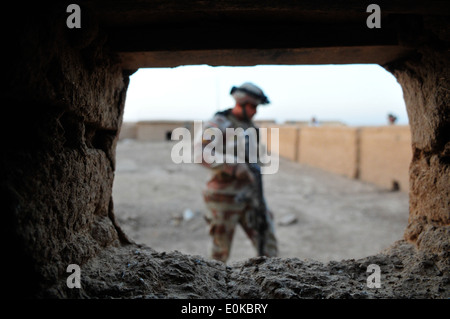 Eine irakische Armee Soldat sucht Waffe Caches während Betrieb Nachbeben in Marez, Irak, Okt. 28. den Betrieb war eine gemeinsame Stockfoto