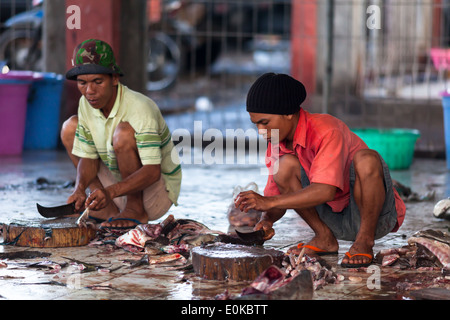 Menschen, die Arbeiten am Fischmarkt in Tanjung Luar, Lombok, Indonesien Stockfoto