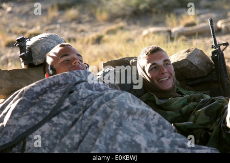 US-Armee Schutzzertifikate. Samuel Wetzl-, links von Youngstown, Ohio, und Ryan Langlois aus Dallas, Texas, aufwachen in ihrer übereilten kämpfen Stockfoto