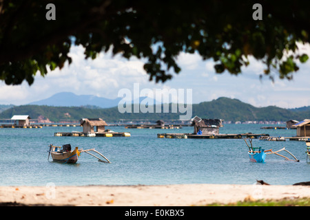 Boote und schwimmenden Hütten (verwendet, um Meeresfrüchte wachsen) – Landschaft der Ekas Bucht, gesehen aus Region der Ekas, Lombok, Indonesien Stockfoto