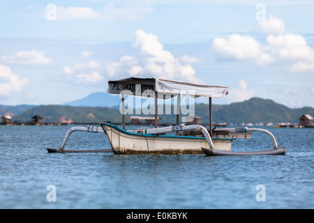 Boot und schwimmenden Hütten (verwendet, um Meeresfrüchte wachsen) – Landschaft der Ekas Bucht, gesehen aus Region der Ekas, Lombok, Indonesien Stockfoto