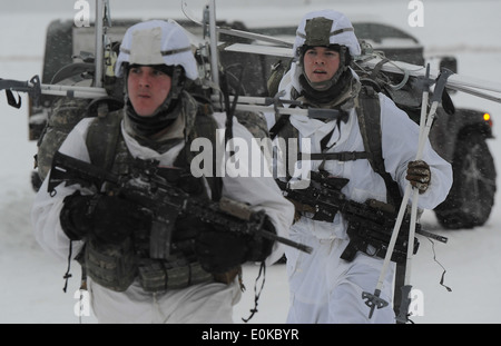 Armee Sgt. Matthew Berg, ein Eingeborener von Prior Lake, Minnesota, links und Spc. William Baker, gebürtig aus Midlothian, Virginia, beide zugewiesen Stockfoto