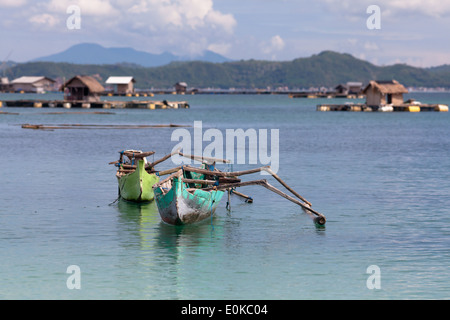 Traditionelle Boote und schwimmenden Hütten (verwendet, um Meeresfrüchte wachsen) – Landschaft der Ekas Bucht, gesehen aus Region der Ekas, Lombok, Indonesien Stockfoto