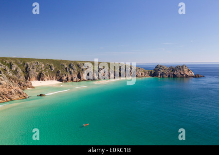 Treen Klippen von Porthcurno, Logan Roack, West Cornwall, UK Stockfoto