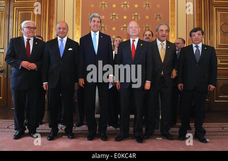 US-Außenminister John Kerry steht mit (L, R) der deutsche Außenminister Frank-Walter Steinmeier, französische Foreign Minister Laurent Fabius, britische Außenminister William Hague, saudischen Außenminister Saud al-Faisal, und der türkische Außenminister Ahmet Davutoğlu während einer Gruppe Foto inmitten einer Reihe von Ministertreffen am Foreign and Commonwealth Office 15. Mai 2014 in London, Vereinigtes Königreich. Kerry ist in London für eine Reihe von Treffen konzentrierte sich auf den Nahen Osten, Syrien und der Ukraine. Stockfoto