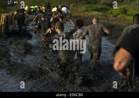 Tausende von Konkurrenten versammeln sich zur Teilnahme an der 19. jährliche "Sumpf toben" 16. Februar 2013, an der Marine Corps Base Hawaii in K Stockfoto